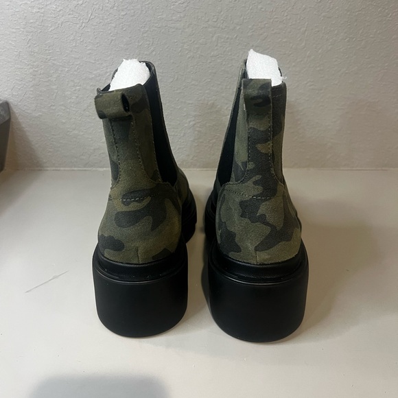 Sanctuary Tredon Chelsea Boot in a camouflage print, size 10, new - Picture 5 of 5